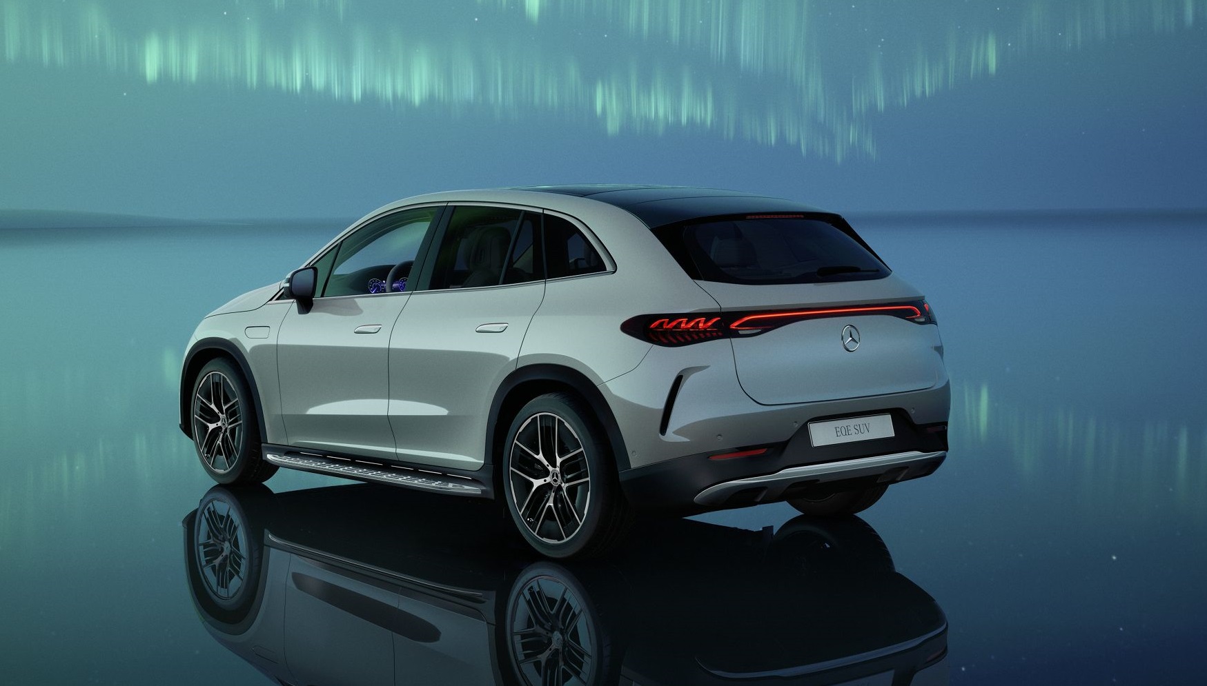 Mercedes EQE SUV von hinten unter Polarlichtern