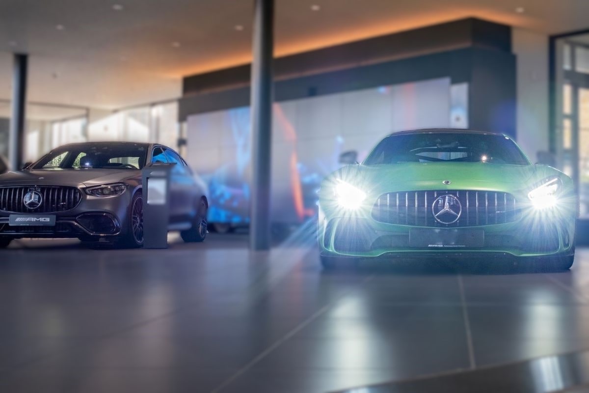 zu sehen ist ein grüner und grauer AMG 