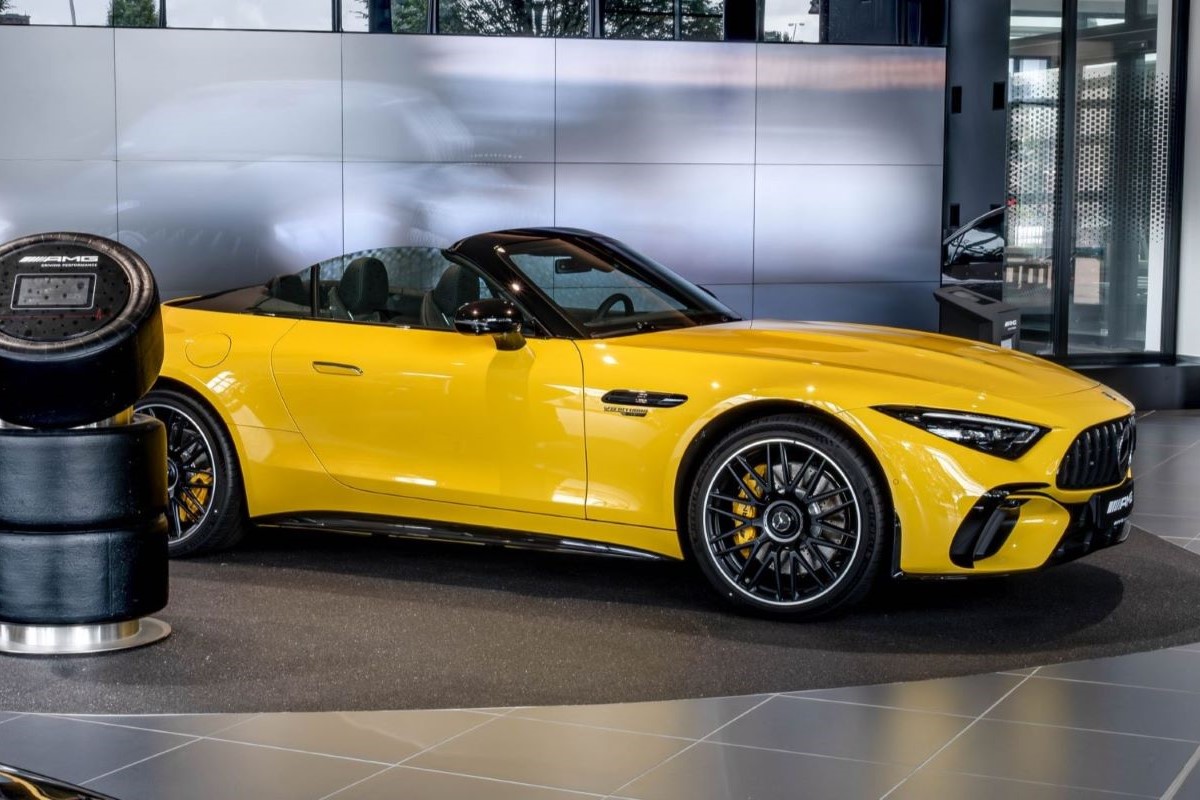 zu sehen ist ein gelbes AMG Cabrio 