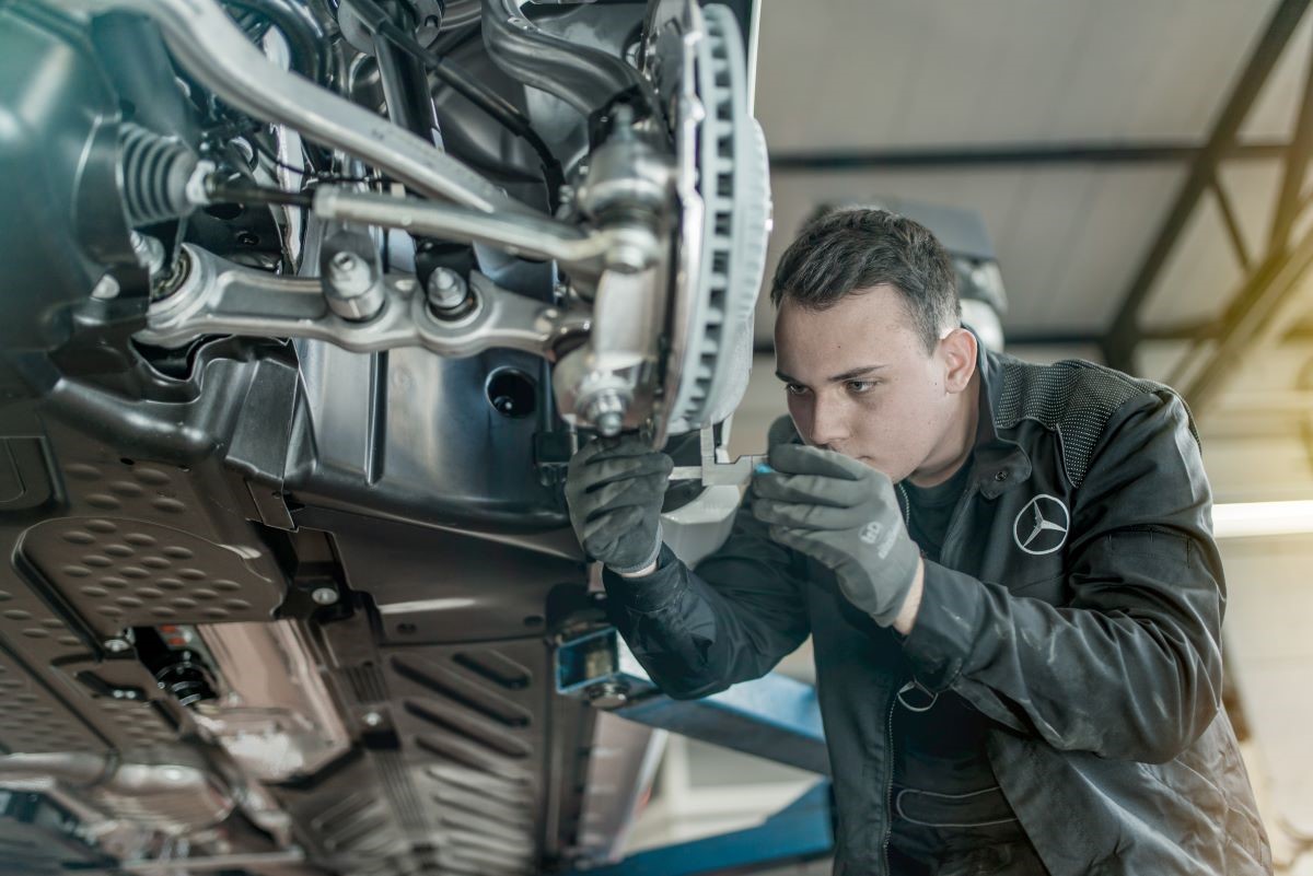 Mitarbeiter der Taunus-Auto-Verkaufs-GmbH & Co. KG in einem technischen Ausbildungsberuf