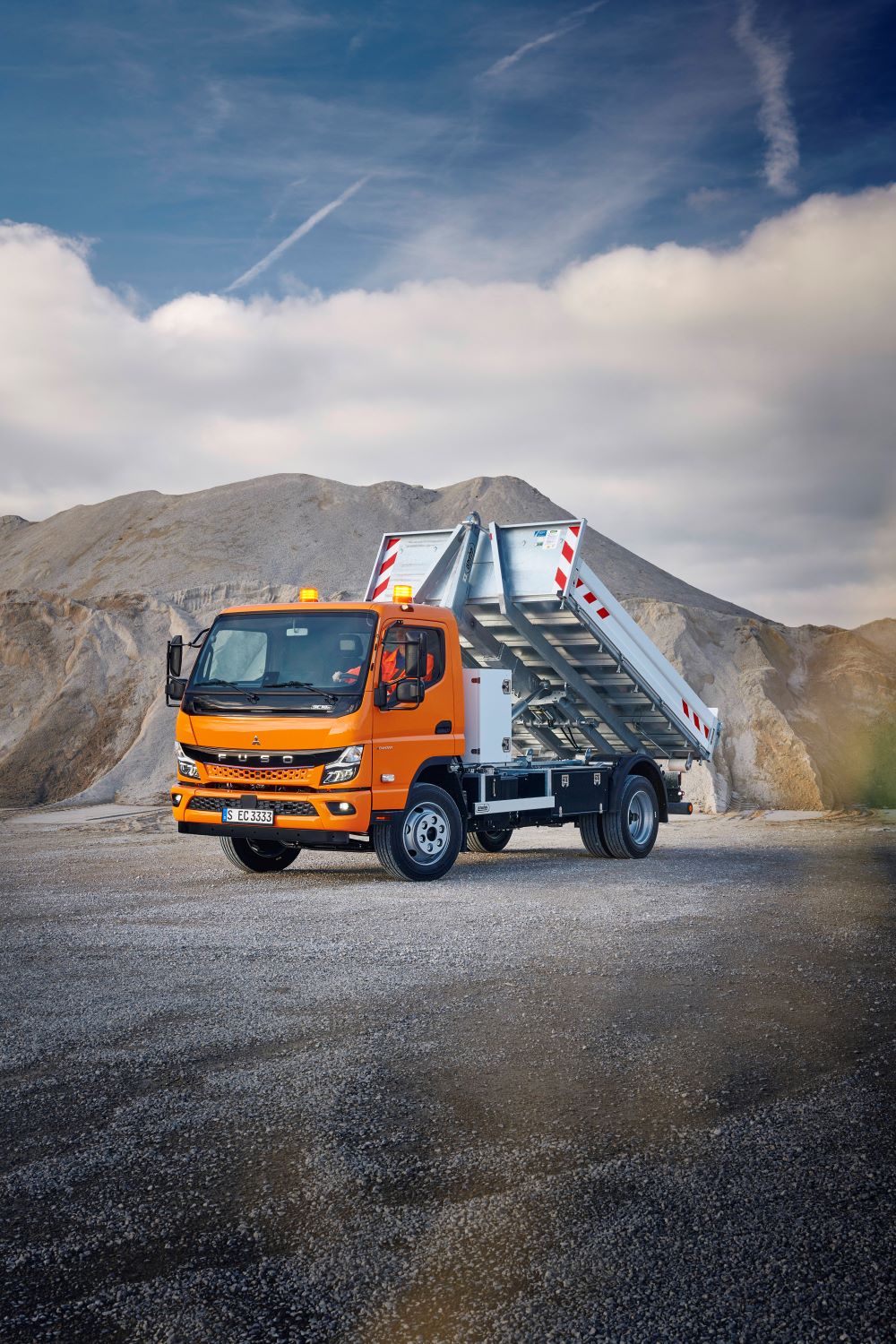 Zu sehen ist ein Mitsubishi Lkw, dessen Ladefläche aufgestellt wurde.