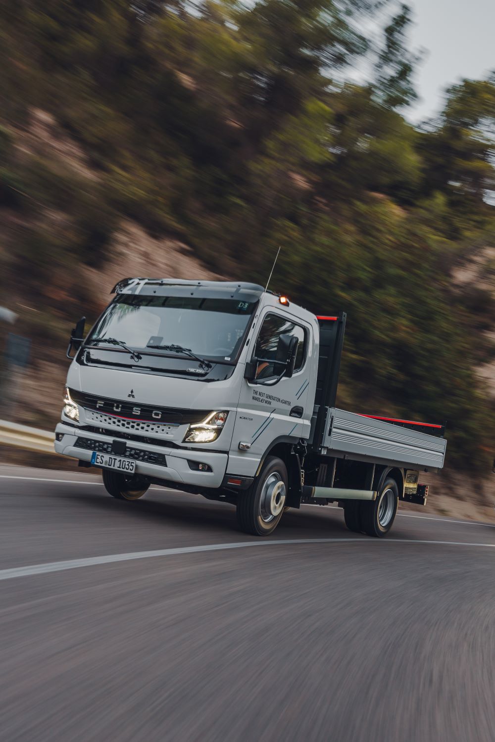 Zu sehen ist ein Mitsubishi LKW. 