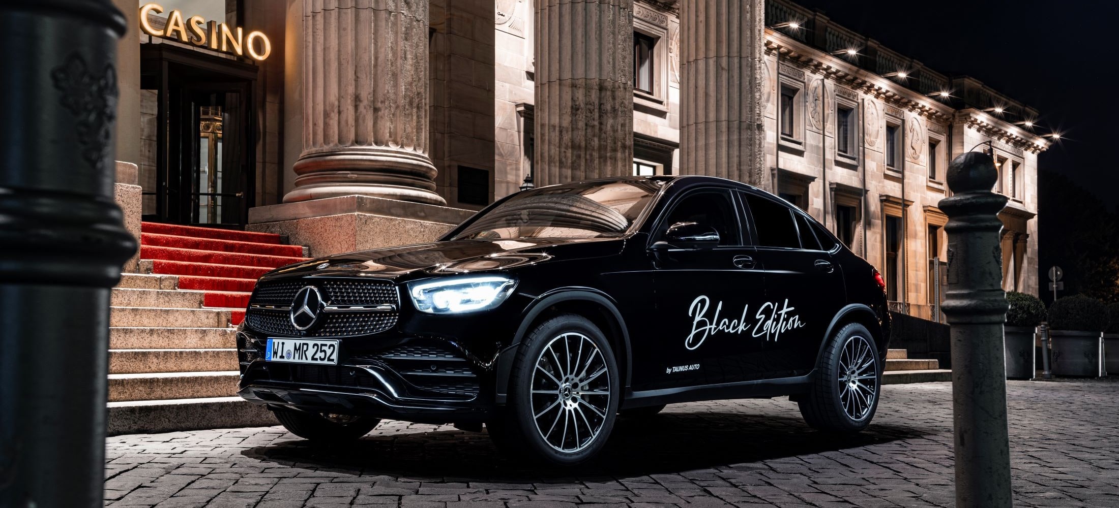 Mercedes-Benz GLC Coupé vor Kurhaus Wiesbaden