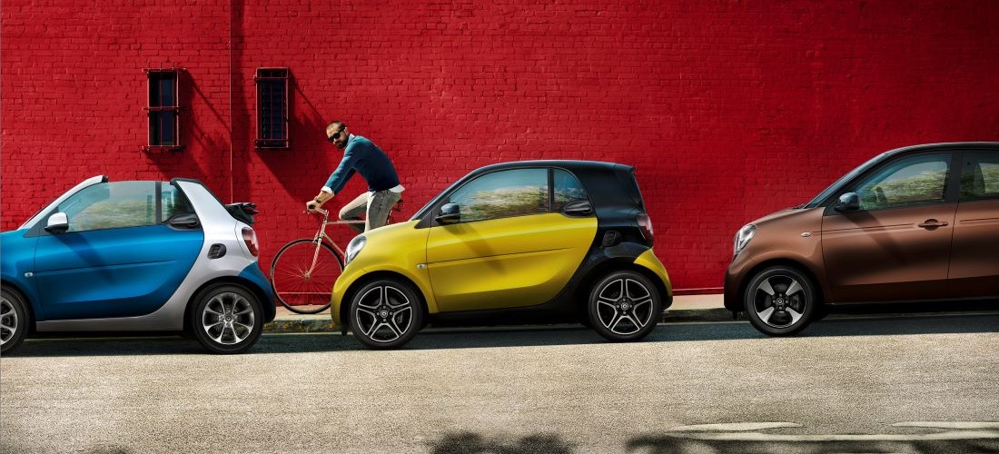 smart fortwo und forfour in Reihe geparkt