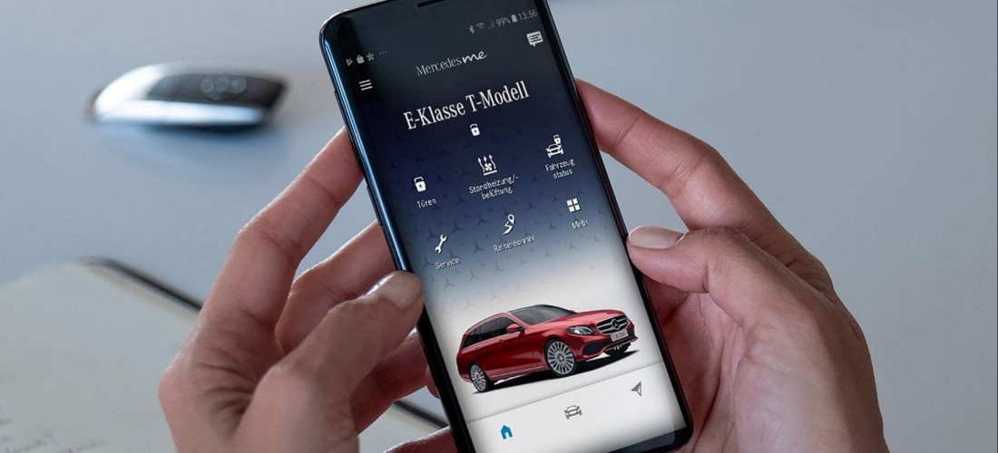 Zu sehen ist ein Handy, auf dem Display ist die E-Klasse T-Modell zu sehen. 