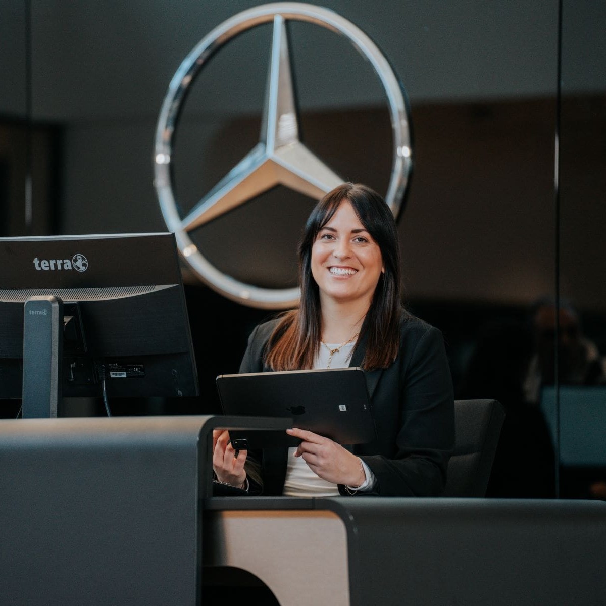 Serviceassistentin bei Mercedes-Benz in Wiesbaden.
