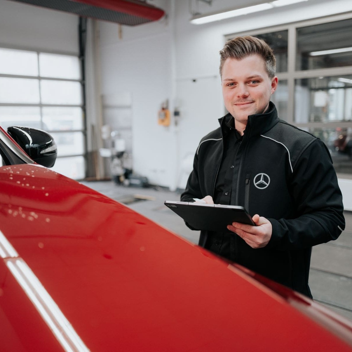 Serviceberater bei mit iPad in der Dialogannahme bei Taunus-Auto