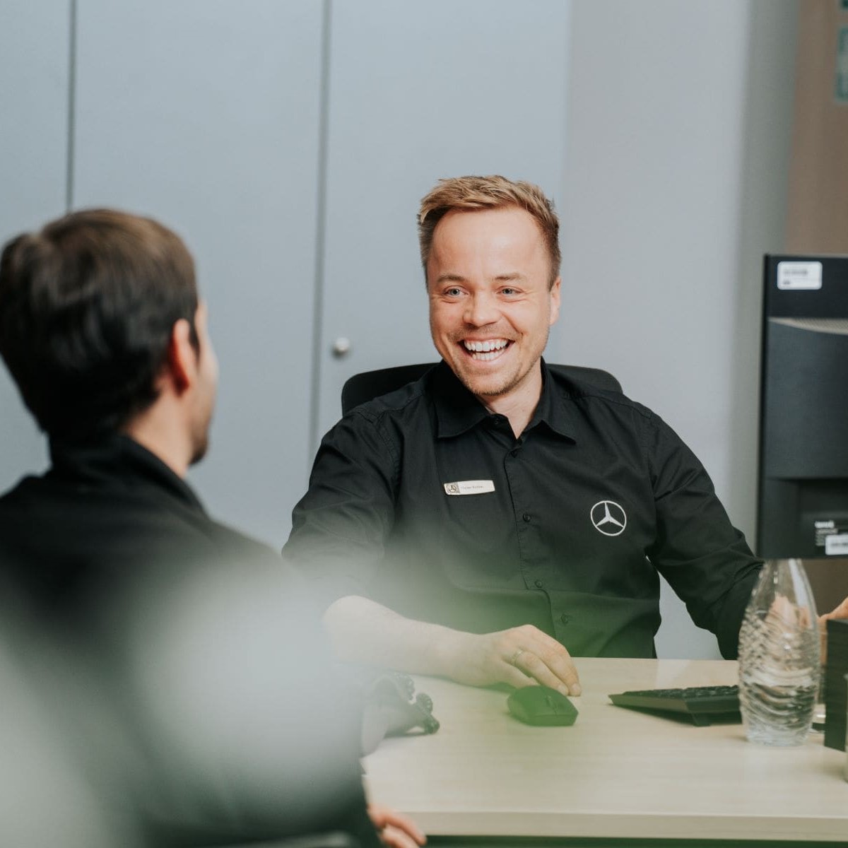 Serviceberater mit Freude bei Taunus-Auto. Nutzfahrzeug Center Schierstein.