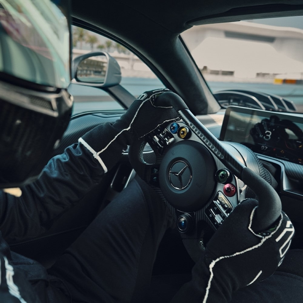mercedes-amg_one_-_interieur_1_-_taunus-auto_in_wiesbaden-min