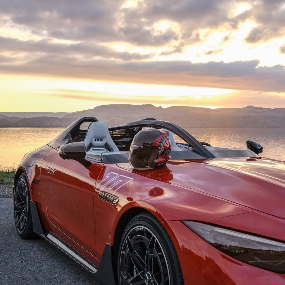 Mercedes-AMG PureSpeed Halo-System und Helme