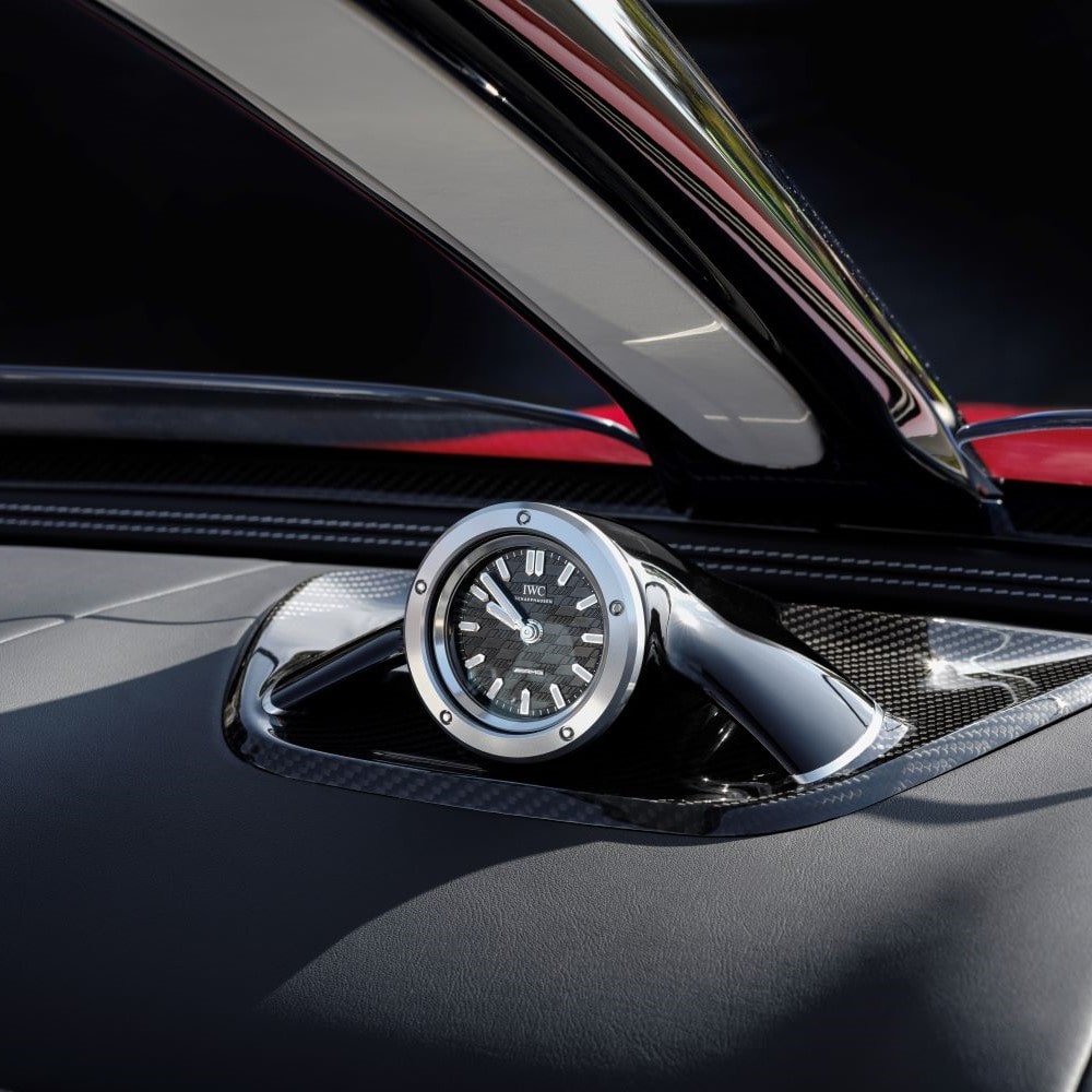 Mercedes-AMG PureSpeed IWC Zeitmesser Cockpit