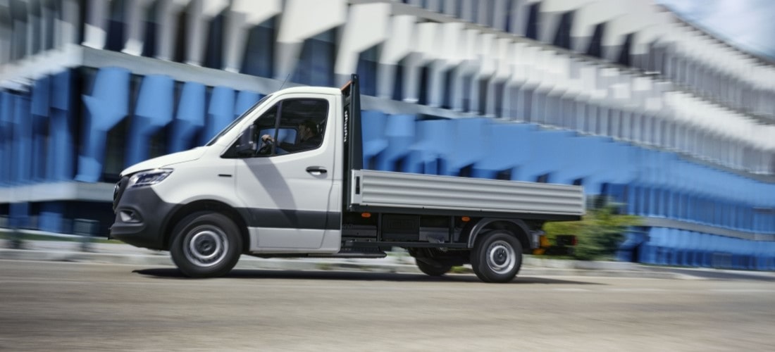 mercedes-benz_esprinter_pritsche_baureihe_w907_exterieur_1_-_taunus-auto-min