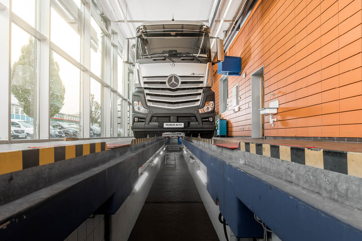 Das Bild zeigt ein Truck in der Werstatt