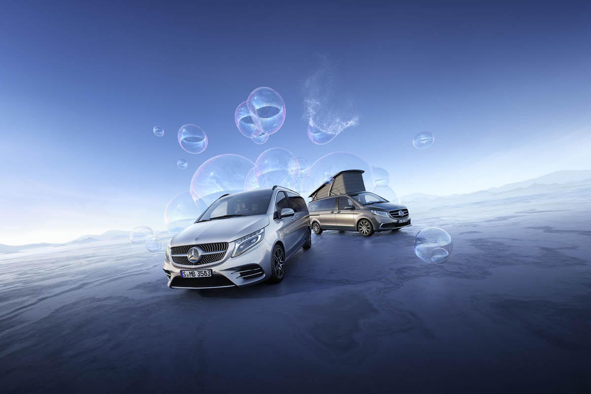 Zu sehen sind zwei Mercedes-Benz Vans auf blauen Hintergrund. 