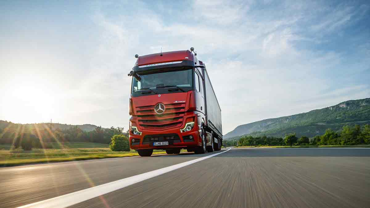 Mercedes Actros Truck Fahraufnahme auf der Straße