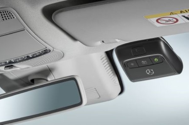 zu sehen ist eine Mercedes-Benz Dashcam